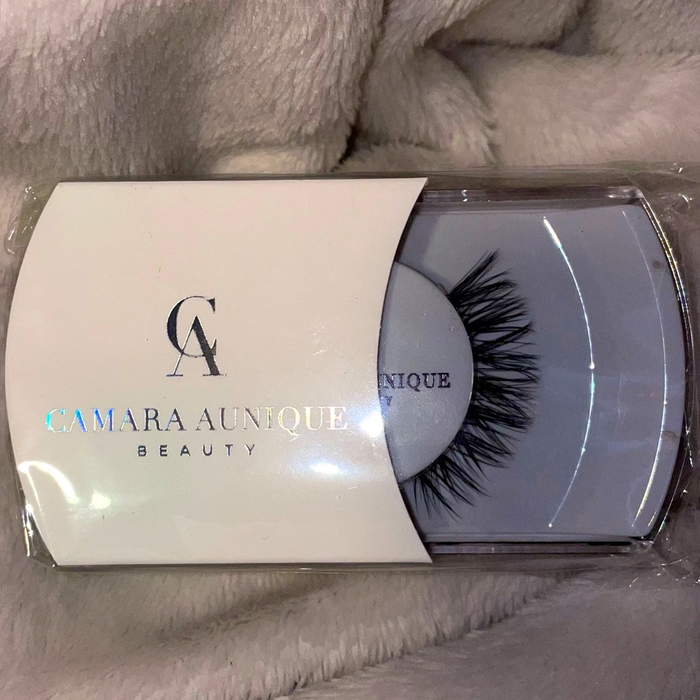 NEW Camara Aunique Beauty - Mary Lash